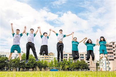 2017年广州高考结束后，仲元中学的同学们回到学校拍毕业照。广报全媒体记者陈忧子摄